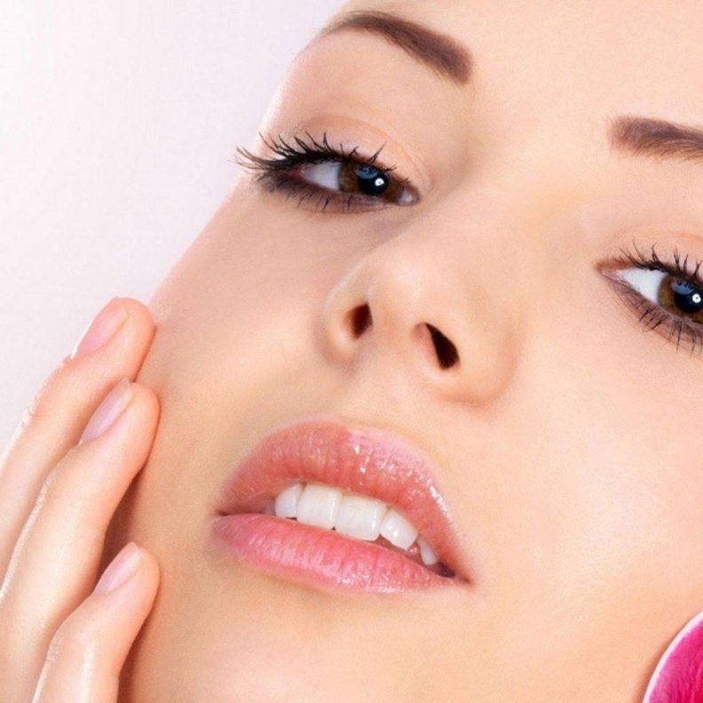 جميلة أنتِ بحواجب ممتلئة ومتألقة