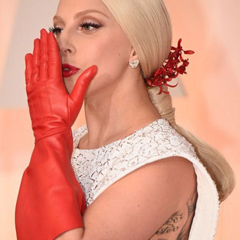 كيرا نايتلي وأكسسوار ناعم للرأس