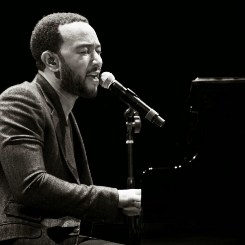 ديمي لوفاتو وجون ليجند سيغنيان بعيد ميلاد هيلاري