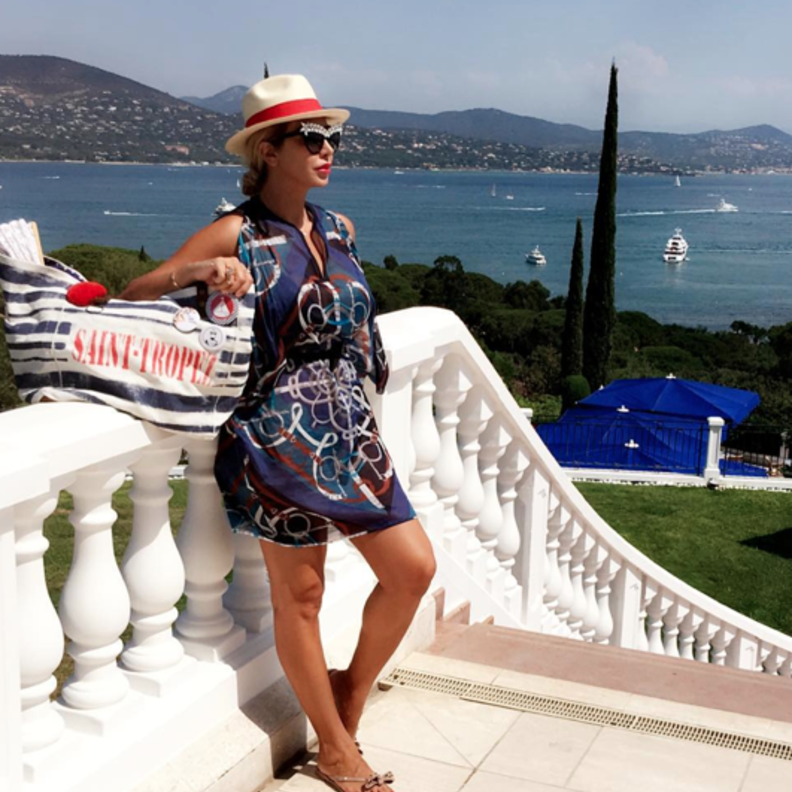 جويل اتقتنت لوك العطلات باختيارها لهذا الفستان القصير مع القبعة والنظارات الشمسية