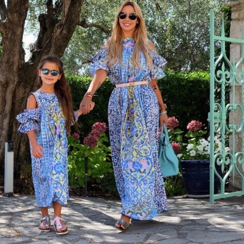 جويل في فستان طويل كاجوال مع ابنتها