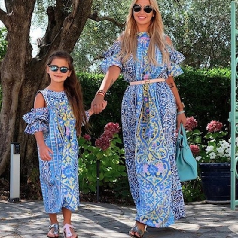 جويل ماردينيان مع ابنتها إيلا متألقتان بقطع متناسقة من أو تي تي