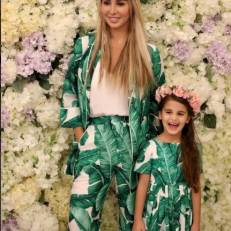 جويل مردينيات في صورة سابقة مع ابنتها