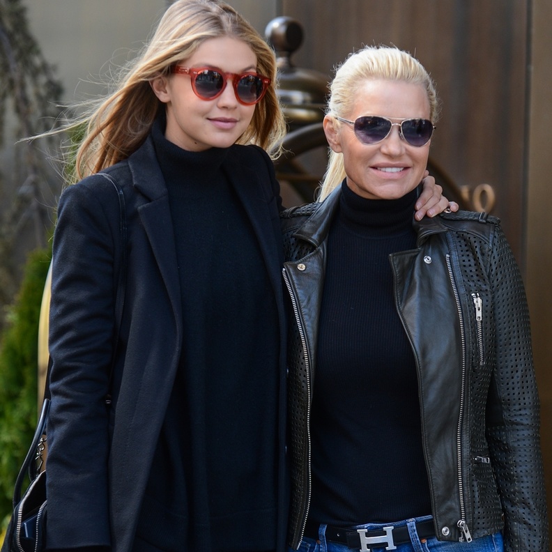 جيجي تدعم والدتها وتساندها