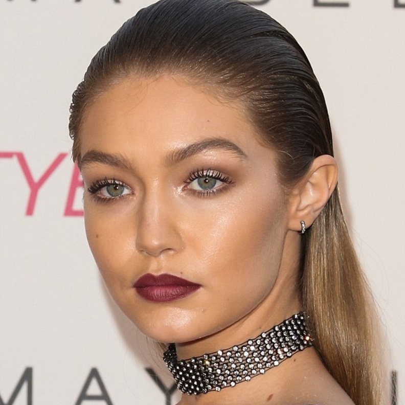 جيجي حديد تختار أحمر الشفاه الداكن