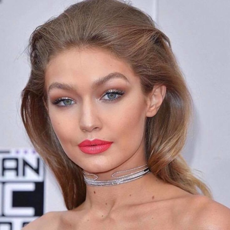 جيجي حديد مشرقة بالمكياج المشرق