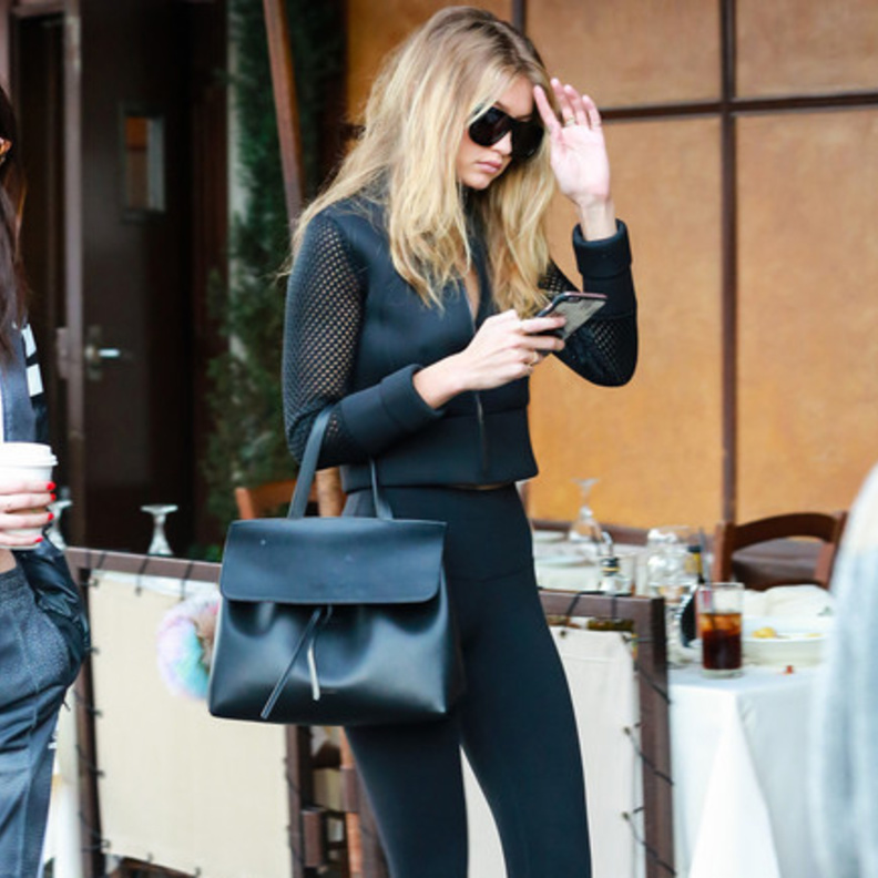 جيجي حديد ‏Gigi Hadid‏ تنسّق شنطة منصور غافريال ‏Mansur Gavriel‏ مع ألوان الأسود