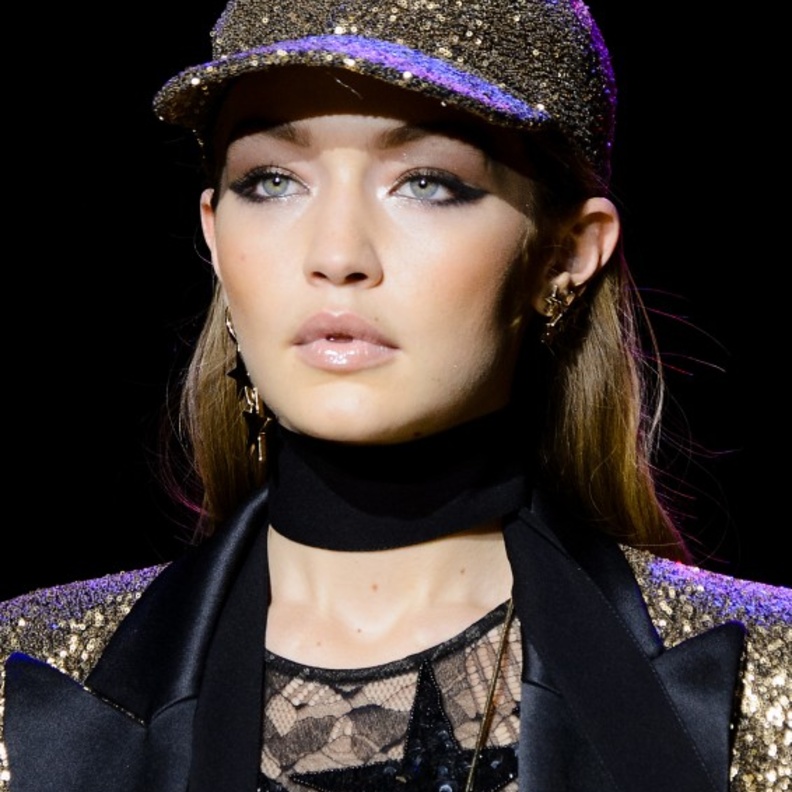 جيجي حديد Gigi Hadid ببشرة موحدة في عرض ايلي صعب Elie Saab 
