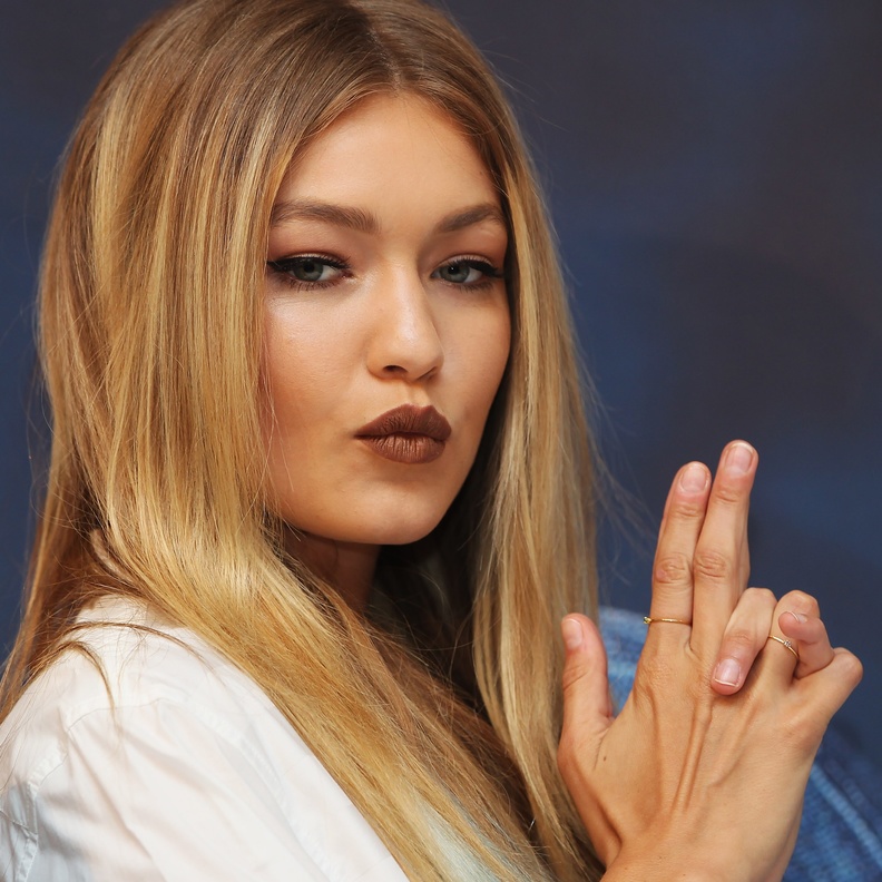 جيجي حديد Gigi Hadid بسحر الشفايف البنية مع الايلاينر الخفيف