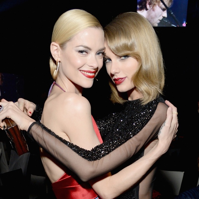 جيمي كينج Jaime Kin اختارت صيدقتها المقربة تايلور سويفت لتكون عرابة لطفلها