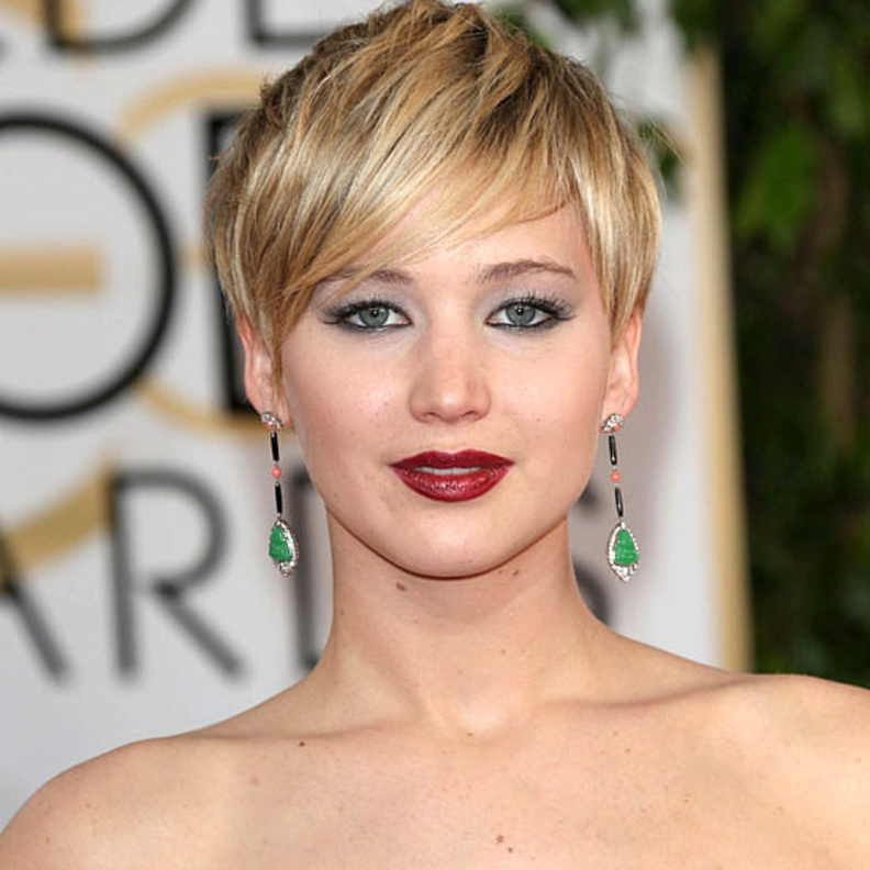 جينيفر لورانس ترتدي أقراط نيل لاين في حفل الغولدن غلوب