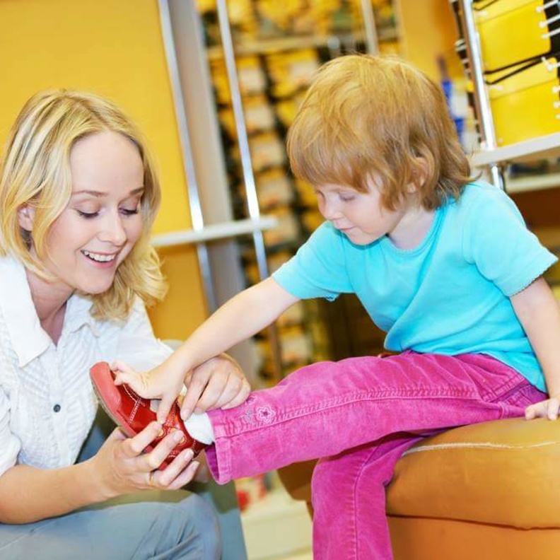 حذاء طفلك في العيد .. 7 نصائح هامة ليكون مناسبا وصحيا لقدمه