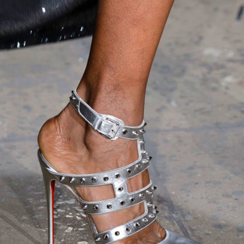 حذاء فضي للعروس من The Blonds