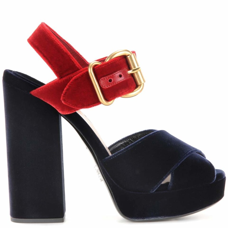 حذاء ممزوج بين الوان الكحلي والاحمر من برادا Prada