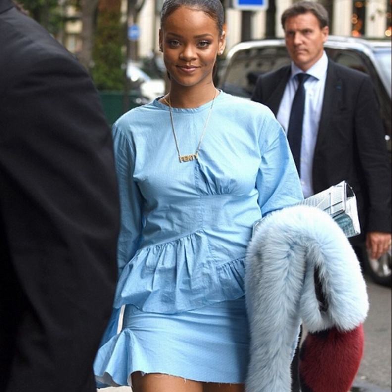 ريهانا Rihanna تزين رقبتها بسلسال ذهبي وكلاسيكي من دار فاندي  Fendi