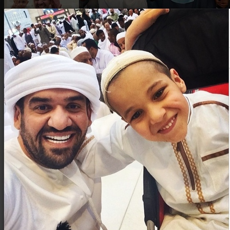  حسين الجسمي يعتمر في مكة المكرمة