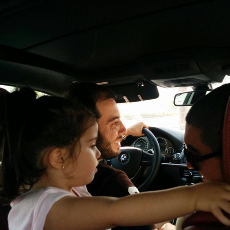 سنا الحفيدة الكبرى لكاظم الساهر مع والدها