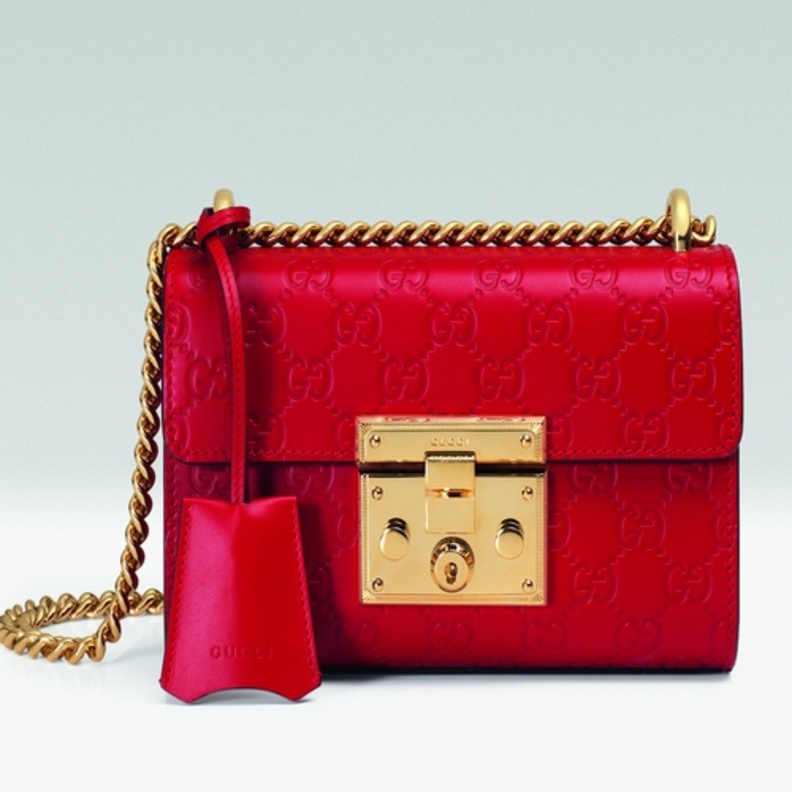 حقيبة بجلد Signature Gucci بلون الأحمر الخبيزة