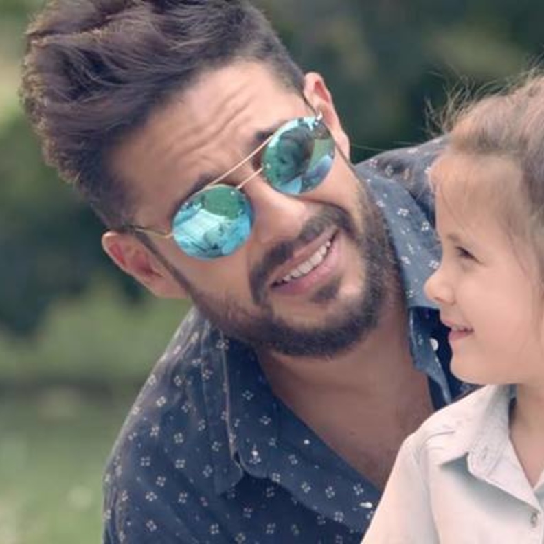 محمد حماقي في كليبه المؤثر "مابلاش"