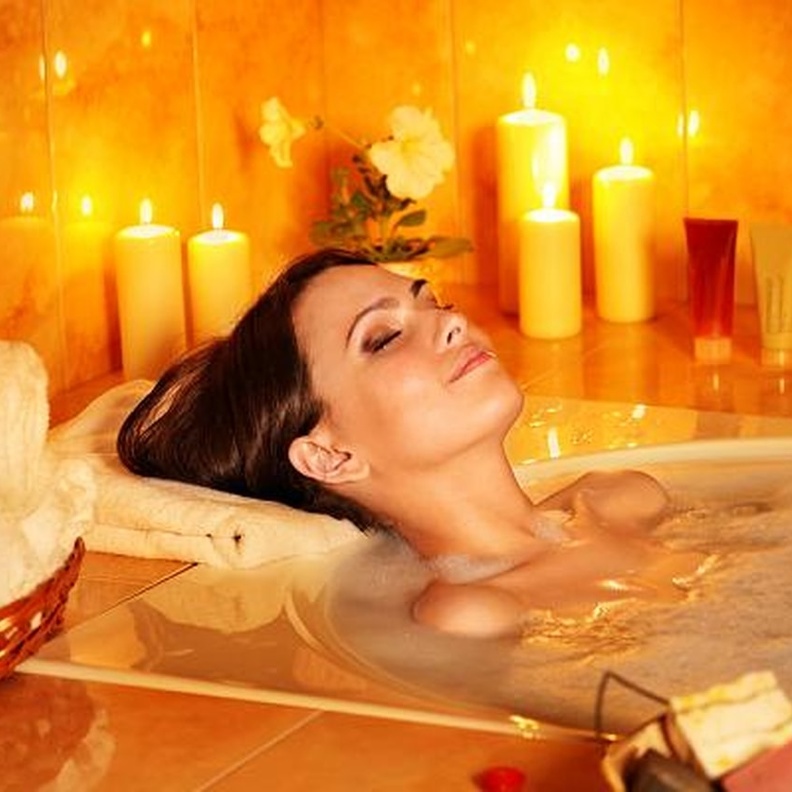 حمام اللافندر مع الشموع يساعدك على التخلص من التوتر