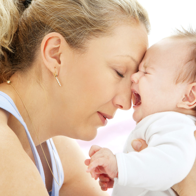 حمل الطفل لاسكاته في كل مره سيجعله يعتاد على ذلك 