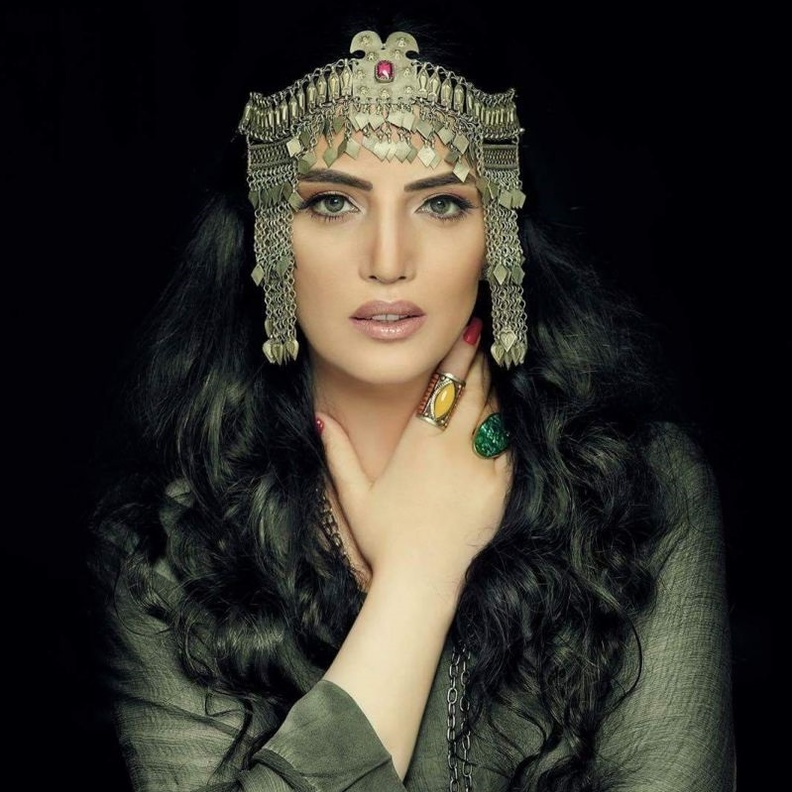 اجرت حورية فرغلي مجموعة من عمليات التجميل الفاشلة في انفها