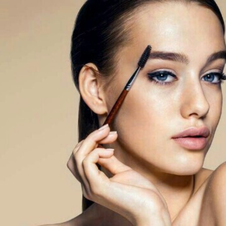 حيلة الفازلين لحواجب كثيفة