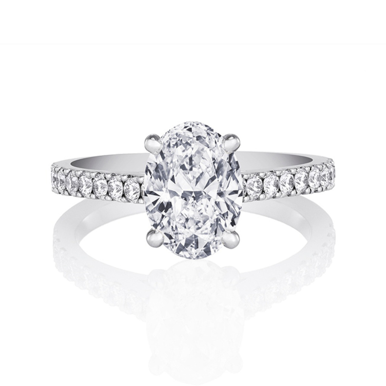 خاتم بماسة بيضاوية الشكل من De Beers