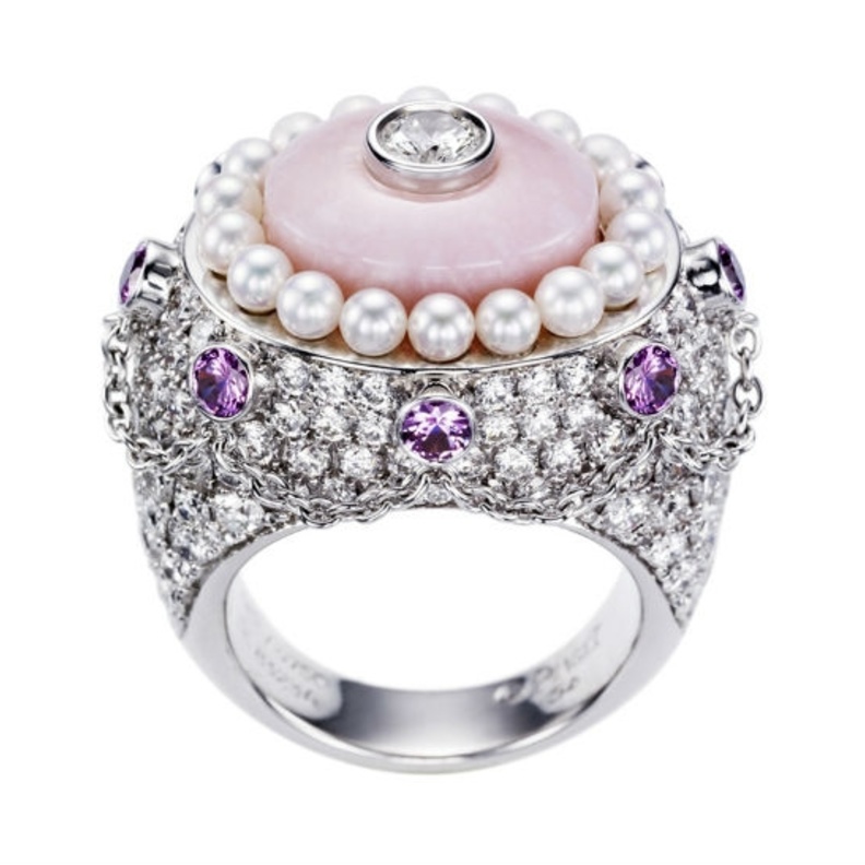 خاتم بياجيه من الذهب الأبيض والأوبال الوردي والسافير الزهري واللؤلؤ