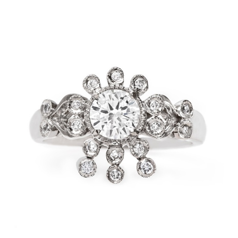 خاتم من الماس والذهبي الأبيض