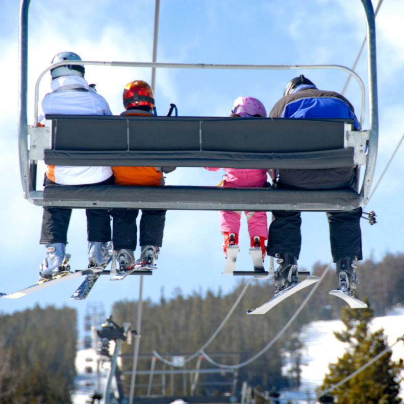 خططي لقضاء إجازة تزلج ممتعة مع العائلة