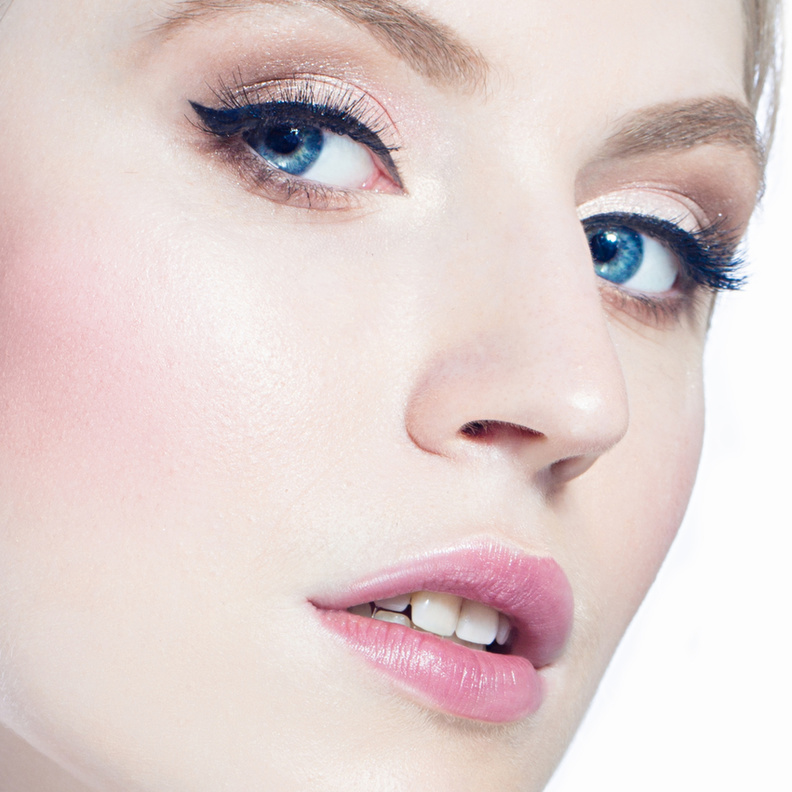 خطوات الماكياج لتوسيع العيون الصغيرة