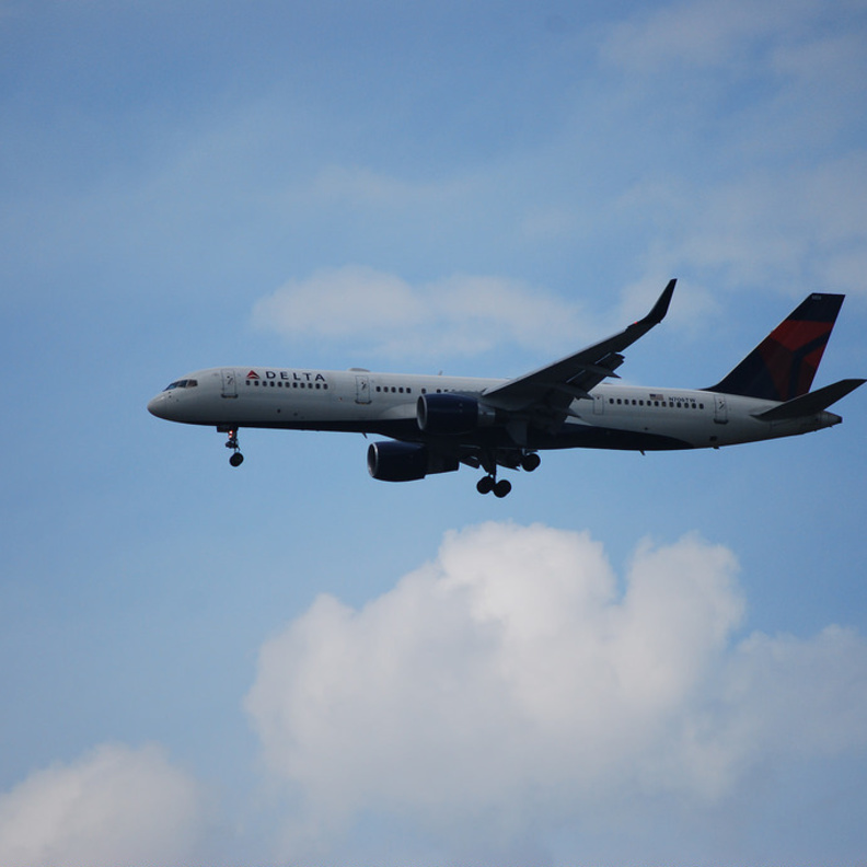 خلاف على دخول الحمام يعيد طائرة بعد إقلاعها