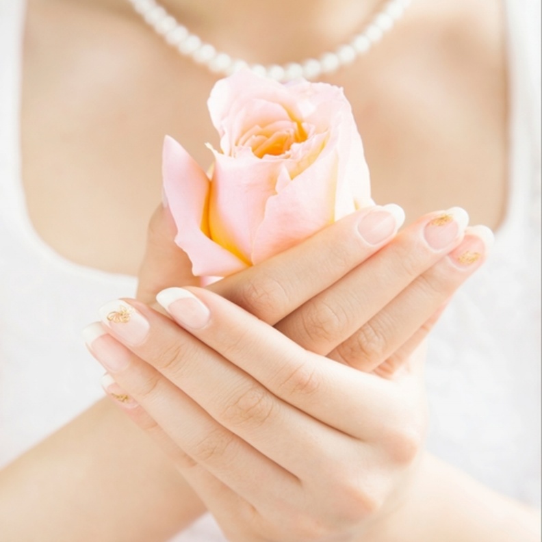 عصير الليمون لتنقية اظافر العروس