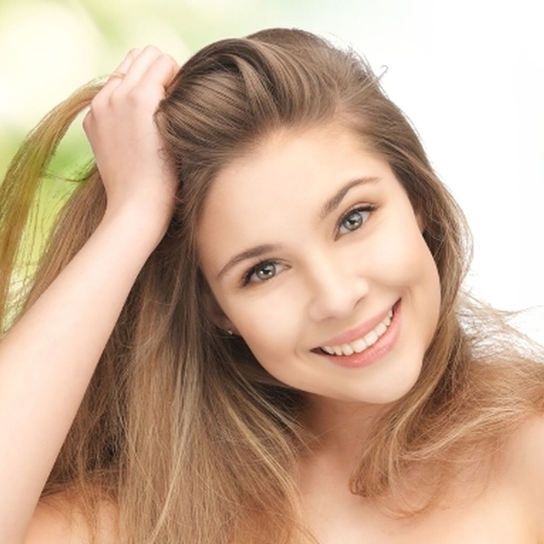خلطات لتنعيم الشعر تعتمد على المواد الطبيعية