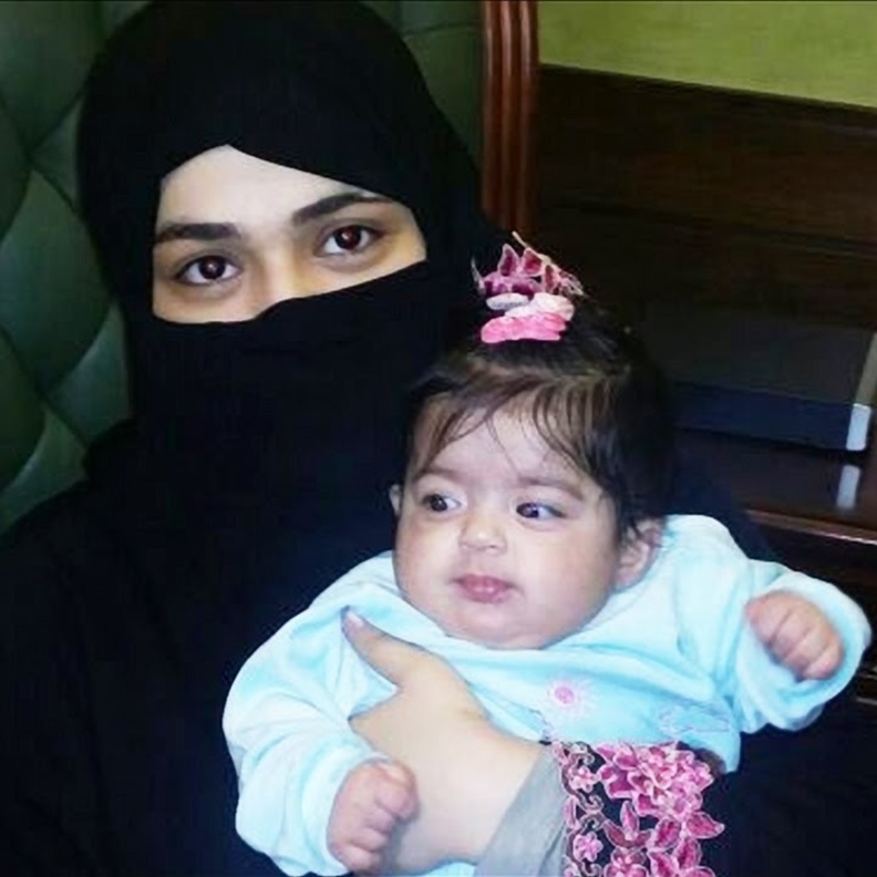 دارين في حضن والدتها 