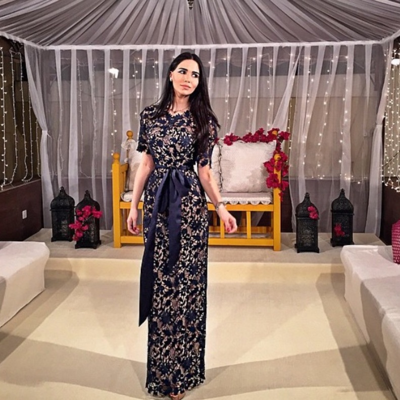  دانا في فستان من الدانتيل الأسود