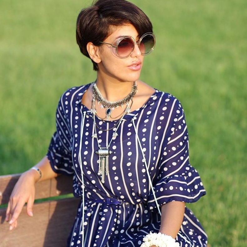 دانة ترتدي عقد من القماش الاحمر المزين من الفضة