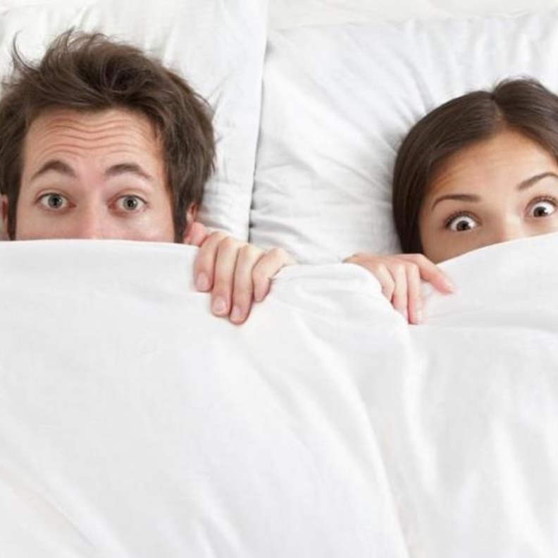 دراسة تحذر الزوجين من النوم في نفس السرير