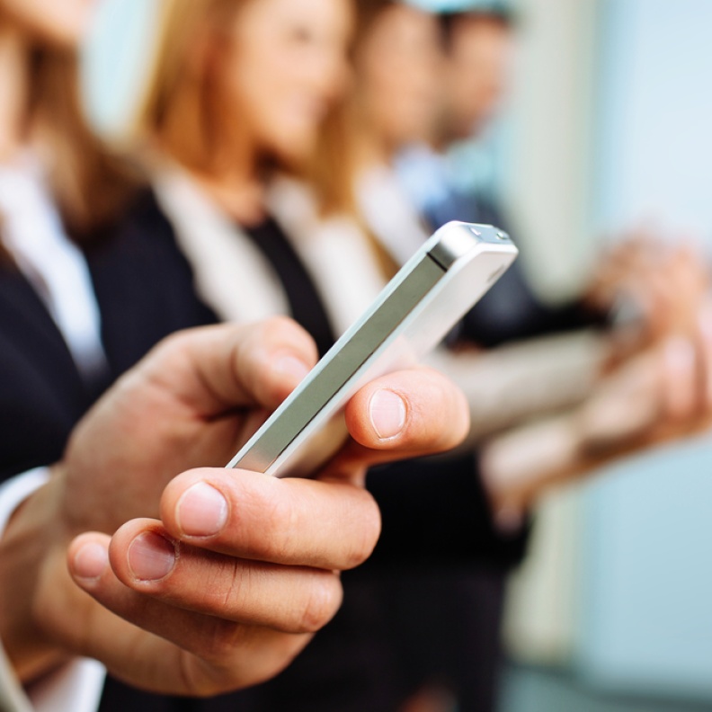 دعوا هواتفكم جانباً ومارسوا الحياة