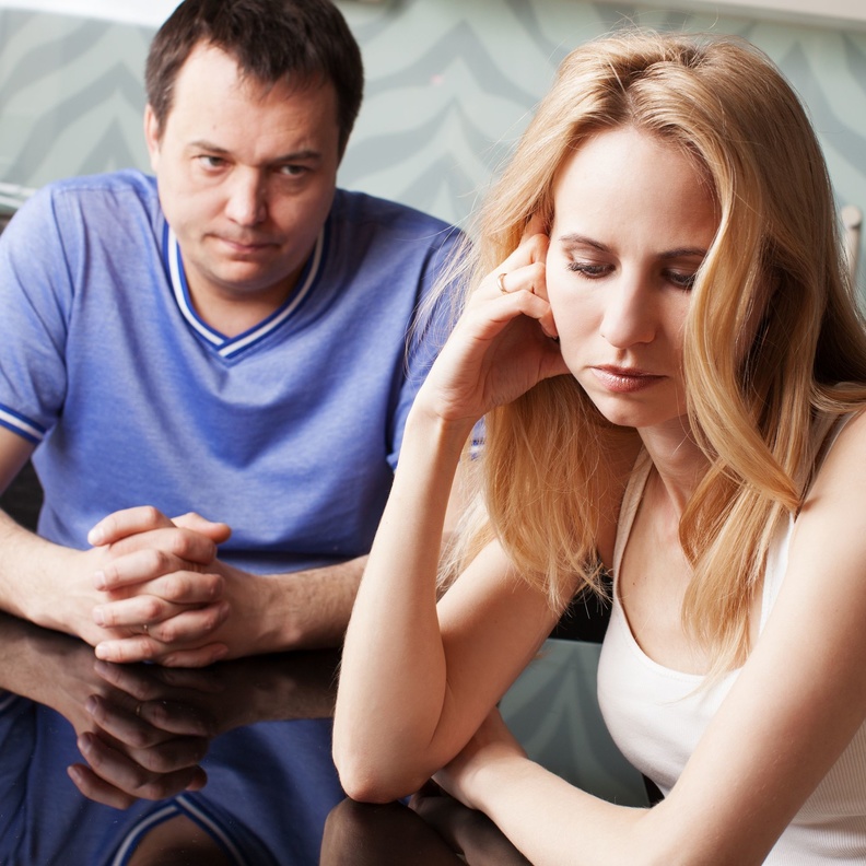 دعيه يبحث بنفسه عن حل لاي مشكلة تواجهكما في فترة الخطوبة