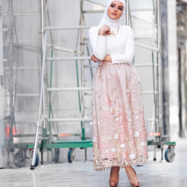 دلال الدوب بتنورة أنثوية وناعمة نسقتها توب أبيض