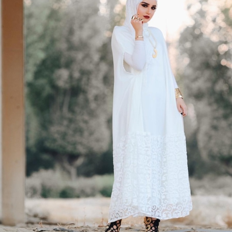 دلال الدوب تتألق بموضة العبايات البيضاء المزخرفة والراقية