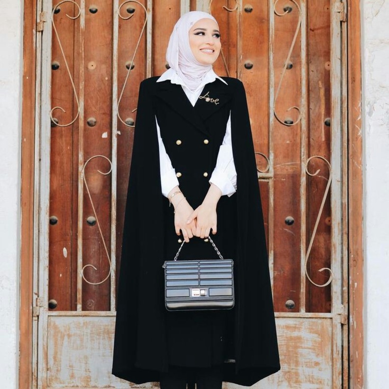 دلال الدوب Dalal Aldoub جريئة بارتداء العبايات الحريرية باللون الاسود