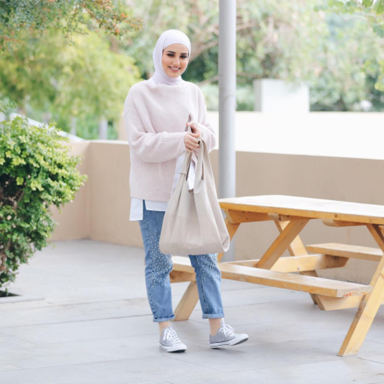 دلال الدّوب تختار الأبيض مع البيج