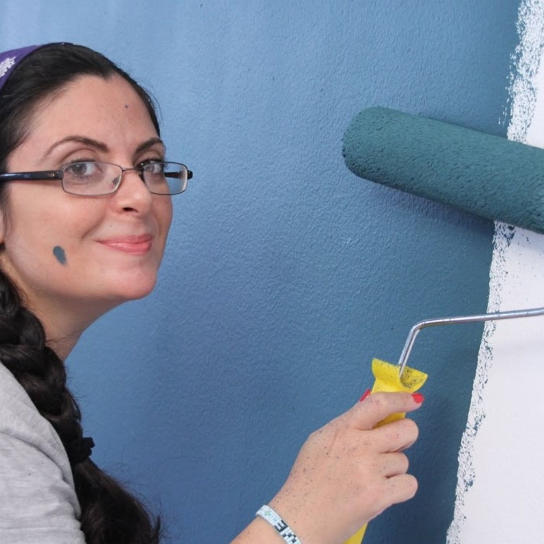 دهان المنزل يحوي مواد كيماويه يجب تهويه المنزل عد استخدامه