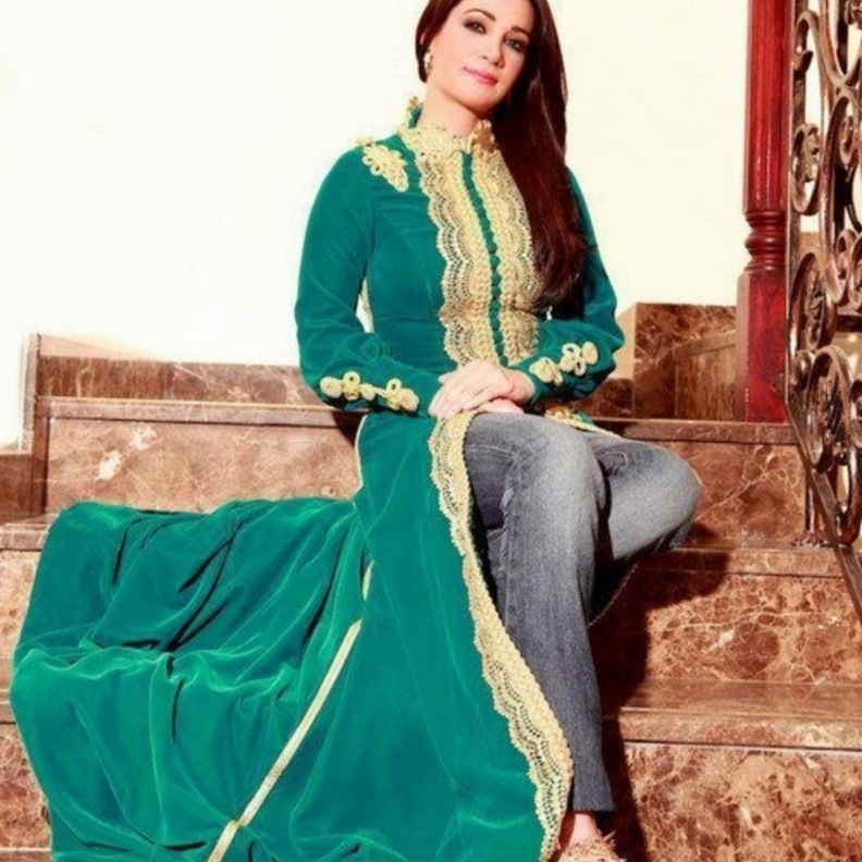 علا فارس متألقة بقفطان اخضر مطرز بالذهبي
