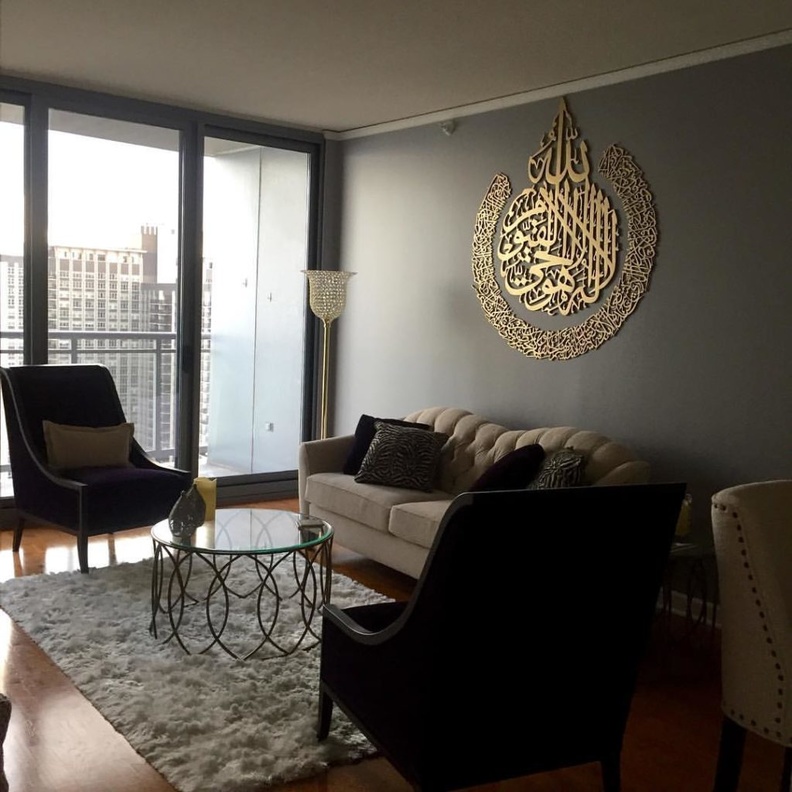 ديكور باللون الذهبي و الخط العربي يزين جدار المنزل بطريقة عصرية 