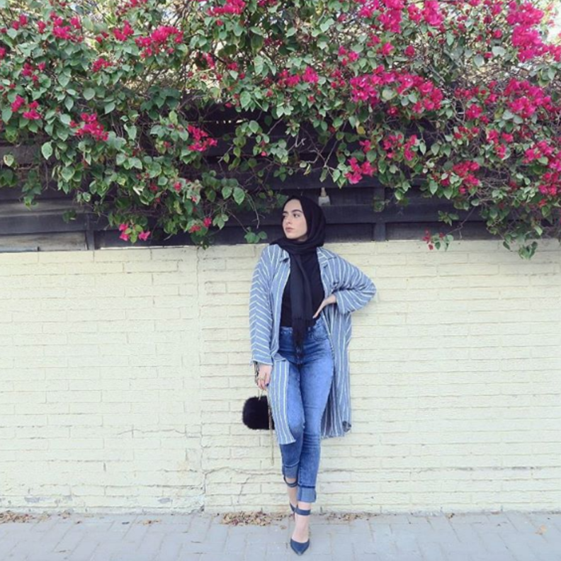 دينا الشّريف بإطلالة يومية بجينز الخصر العالي