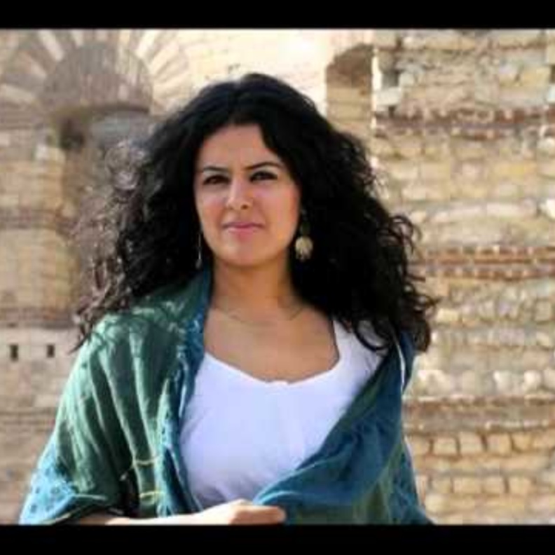 مطربة ممنوعة من الغناء بسبب فيس بوك!